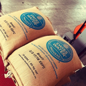 Confezione di caffè Arabica decaffeinato naturalmente con il metodo Swiss Water® H2O, senza sostanze chimiche.