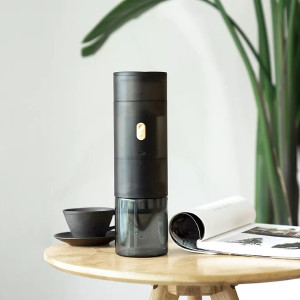 Cordless grinder with titanium-coated E&B burrs, reusable dripper (225 ml) and heat-resistant glass server (400 ml).