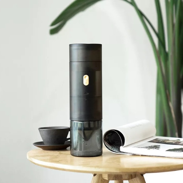 Cordless grinder with titanium-coated E&B burrs, reusable dripper (225 ml) and heat-resistant glass server (400 ml).