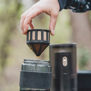 Cordless grinder with titanium-coated E&B burrs, reusable dripper (225 ml) and heat-resistant glass server (400 ml).