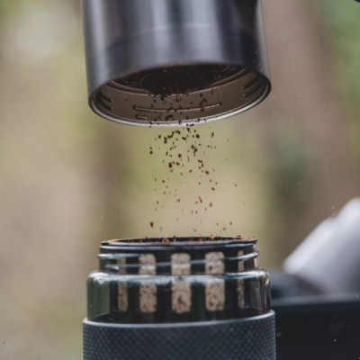 Cordless grinder with titanium-coated E&B burrs, reusable dripper (225 ml) and heat-resistant glass server (400 ml).